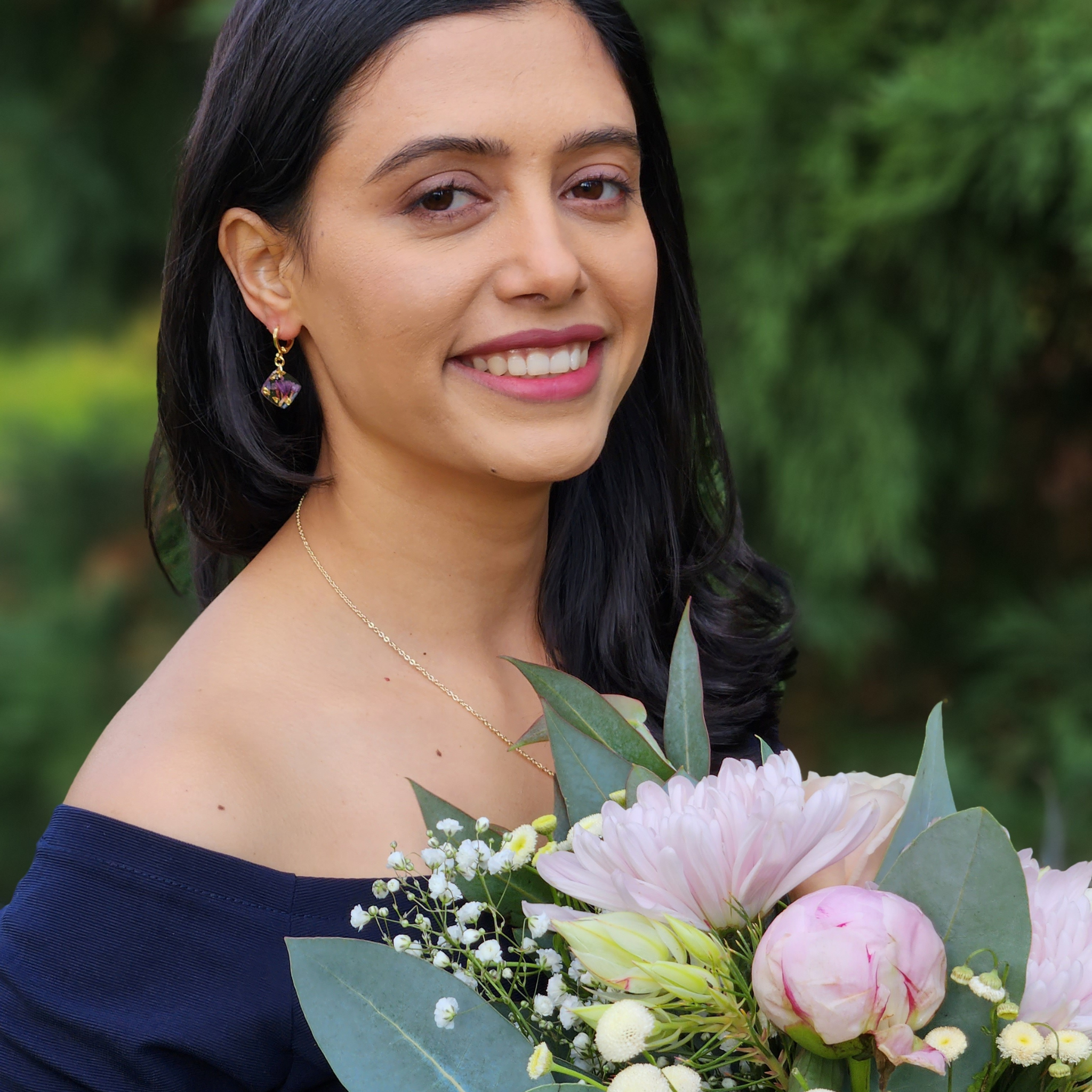 Wedding Flower Jewellery, Flower Preservation Jewellery, Handmade Artist Tasmania, Dried Flower Jewellery, Resin Earrings, Weddings Tasmania, Model Image